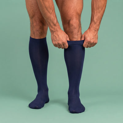 Calze a compressione Noriva da uomo in blu navy indossate fino al ginocchio