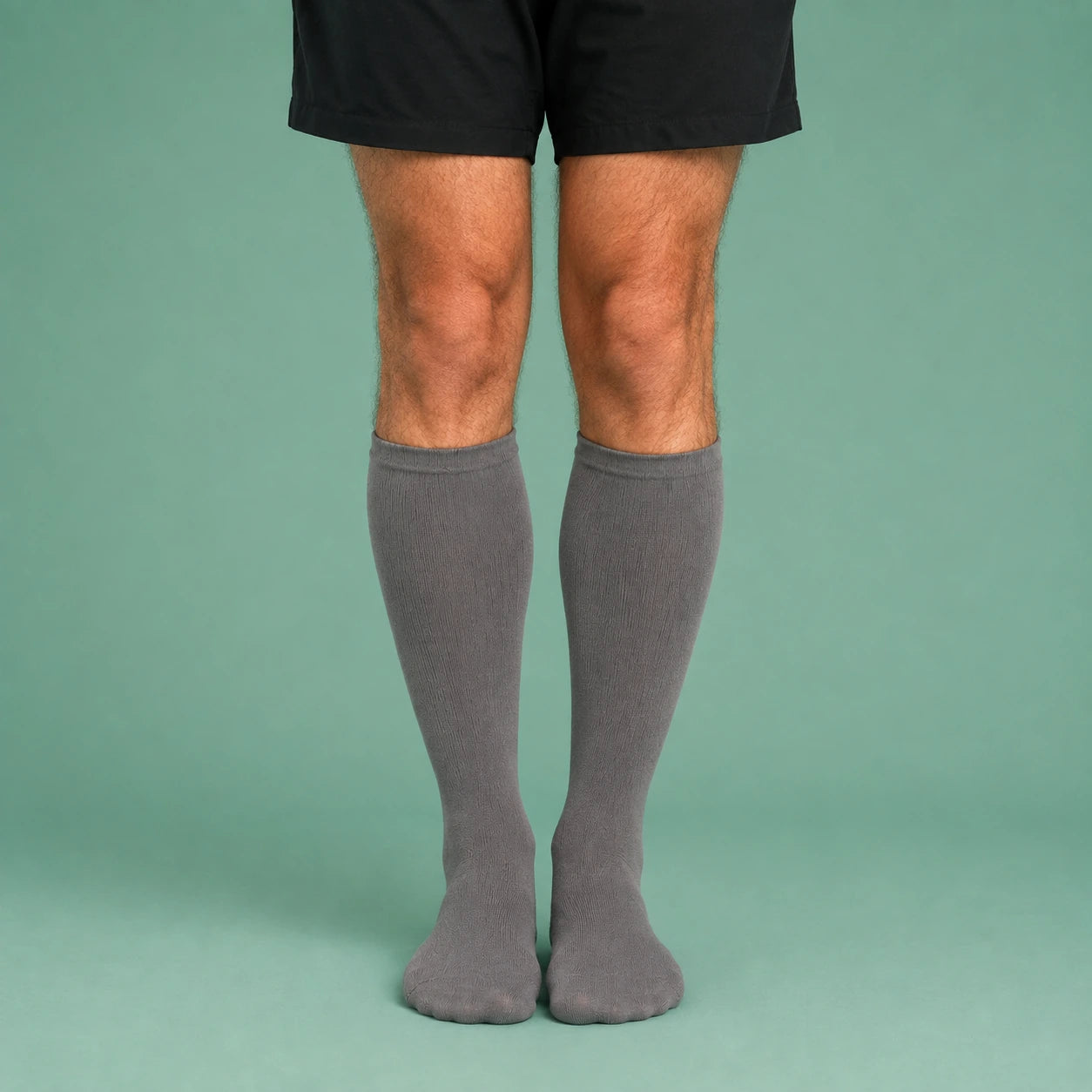Calze a compressione Noriva da uomo in grigio indossate