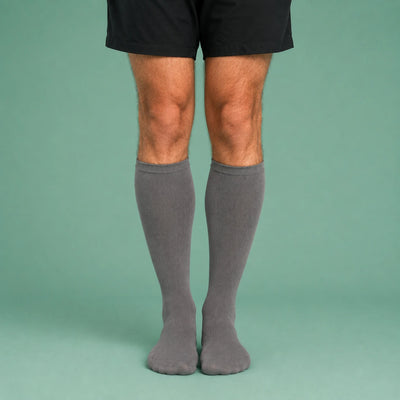 Calze a compressione Noriva da uomo in grigio indossate